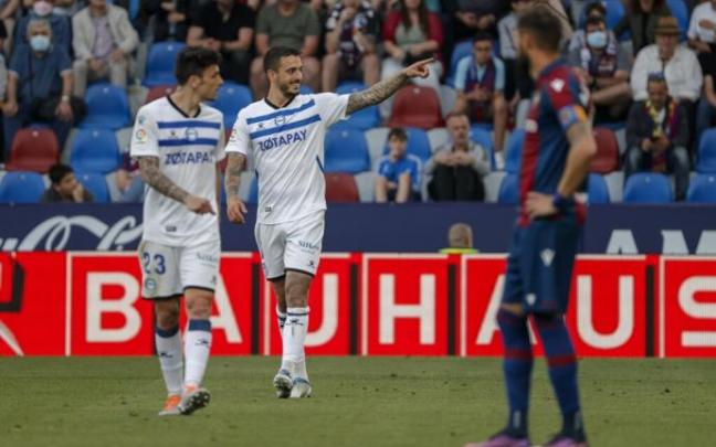 Joselu celebra su gol ante el Levante