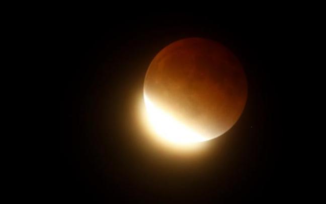 Fotografía de la luna durante el eclipse. Fotografía de la luna durante el eclipse.