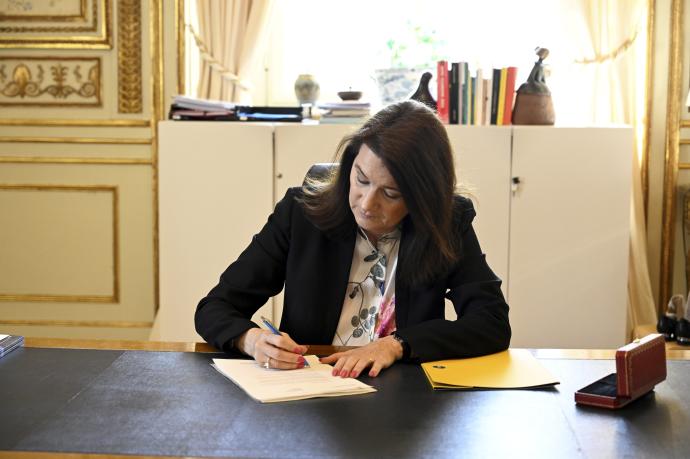 La ministra de Asuntos Exteriores sueca, Ann Linde, firma la solicitud de entrada en la OTAN.