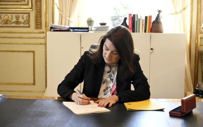 La ministra de Asuntos Exteriores sueca, Ann Linde, firma la solicitud de entrada en la OTAN.