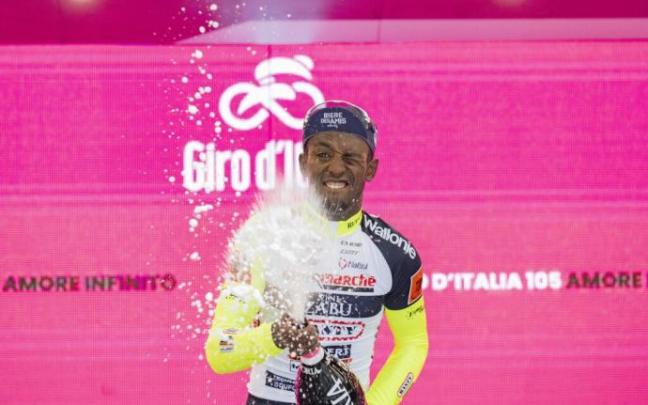 Girmay, tras recibir el impacto del corcho Girmay, tras recibir el impacto del corcho