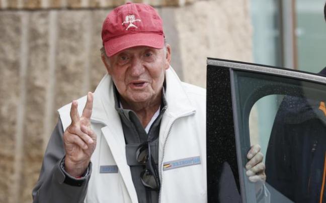 Juan Carlos se dirige hacia el Club Naútico de Sanxenxo en su último día de regatas. Juan Carlos se dirige hacia el Club Naútico de Sanxenxo en su último día de regatas.