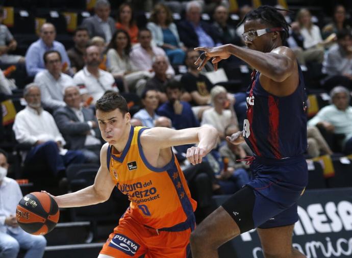 El base macedonio del Valencia Xabier Neno Dimitrijevic intenta superar al estadounidense Steven Enoch de Baskonia.