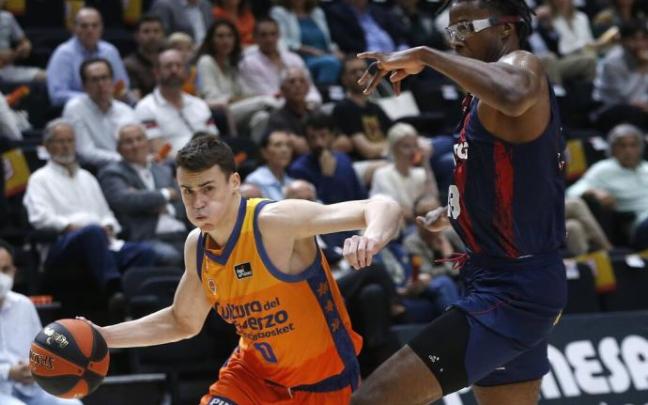 El base macedonio del Valencia Xabier Neno Dimitrijevic intenta superar al estadounidense Steven Enoch de Baskonia.