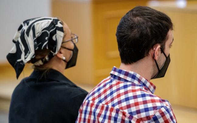 Francisco Javier García, el Cuco, y su madre, Rosalía García, sentados en la sala del juzgado. Francisco Javier García, el Cuco, y su madre, Rosalía García, sentados en la sala del juzgado.