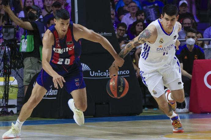 Fontecchio intenta adelantarse a Deck durante la derrota sufrida en el WiZink Center