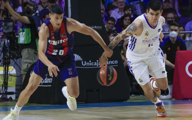 Fontecchio intenta adelantarse a Deck durante la derrota sufrida en el WiZink Center