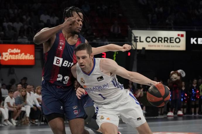 El pívot estadounidense del Bitci Baskonia Steven Enoch pelea una posesión con el escolta francés del Real Madrid Fabien Causeur.