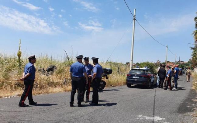 Oficiales en el lugar donde se encontraba el cuerpo de la menor.