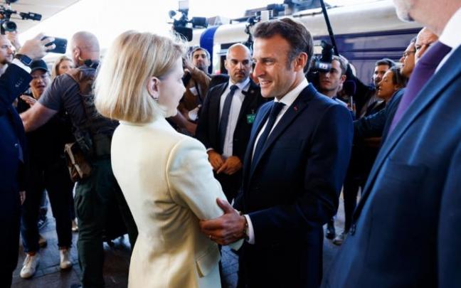 La viceprimera ministra ucraniana, Iryna Vereshchuk, recibe a Macron en la estación de tren de Kiev. La viceprimera ministra ucraniana, Iryna Vereshchuk, recibe a Macron en la estación de tren de Kiev.