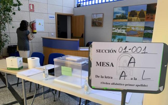 Vista de las mesas electorales preparadas para la jornada electoral de este domingo. Vista de las mesas electorales preparadas para la jornada electoral de este domingo.