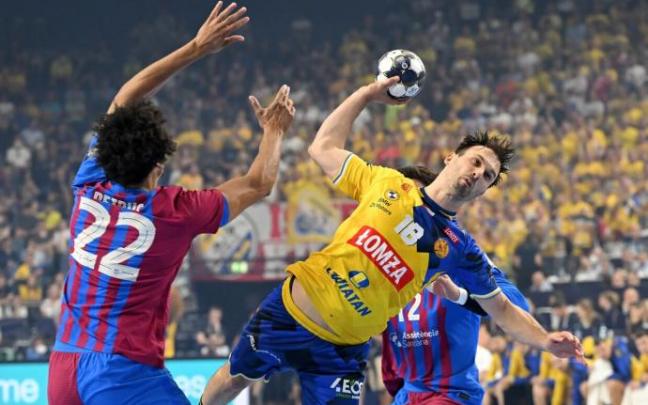 El jugador del Kielce Igor Karacic intenta lanzar a portería en presencia del azulgrana Thiagus Petrus. El jugador del Kielce Igor Karacic intenta lanzar a portería en presencia del azulgrana Thiagus Petrus.