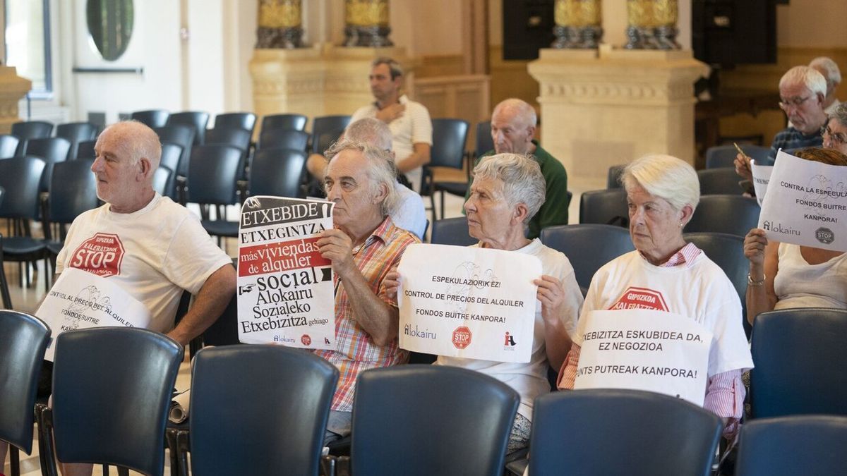 Miembros de Stop Desahuciones en la sesión plenaria sobre vivienda