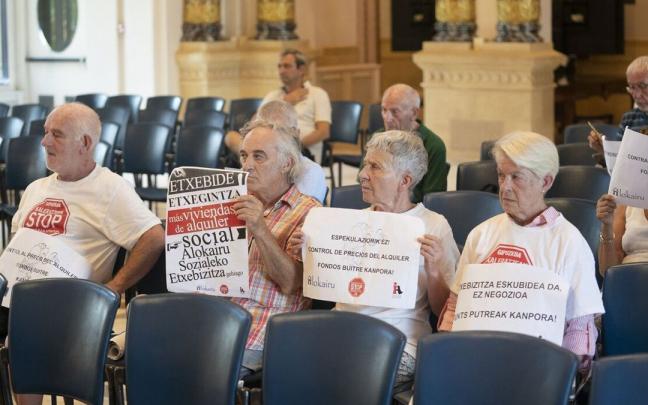 Miembros de Stop Desahuciones en la sesión plenaria sobre vivienda Miembros de Stop Desahuciones en la sesión plenaria sobre vivienda