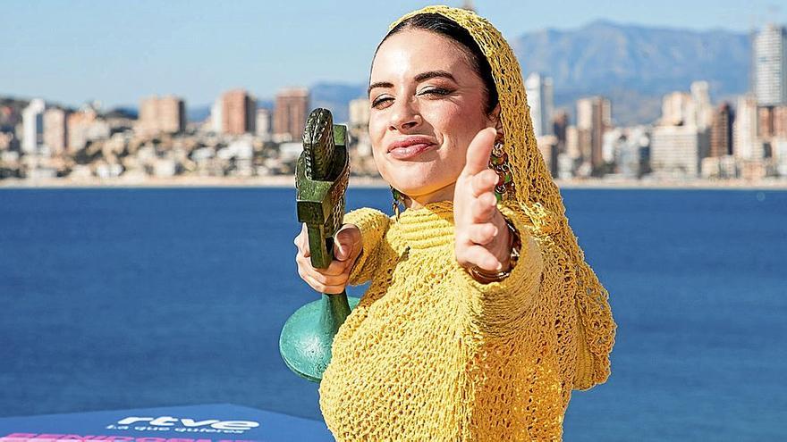 La cantante alicantina Blanca Paloma posa con el micrófono de bronce del Benidorm Fest. | FOTO: E.P.