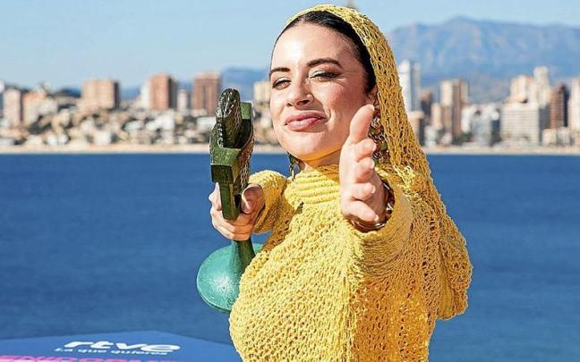 La cantante alicantina Blanca Paloma posa con el micrófono de bronce del Benidorm Fest. | FOTO: E.P. La cantante alicantina Blanca Paloma posa con el micrófono de bronce del Benidorm Fest. | FOTO: E.P.