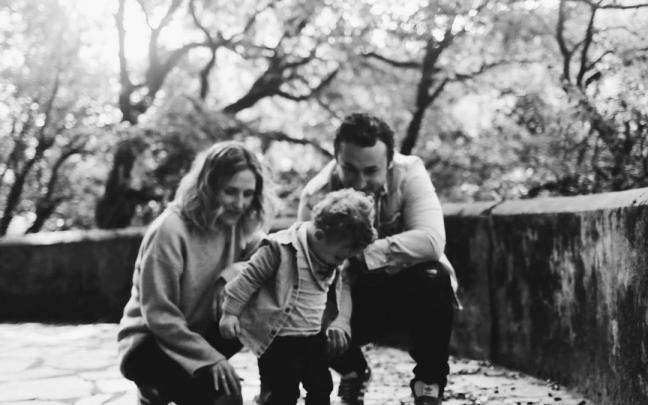 Itsaso Palomino, Asier Bahillo y su peque Jon, de 3 años, son una de las familias que piden una mejora del servicio.