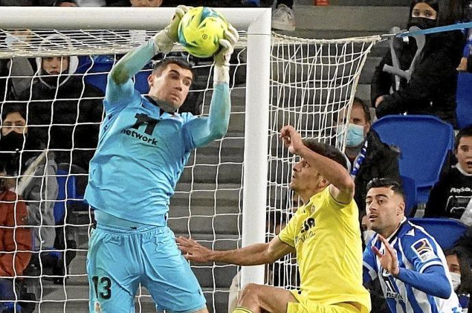 Ryan atrapa un balón aéreo ante Gerard Moreno y Diego Rico.