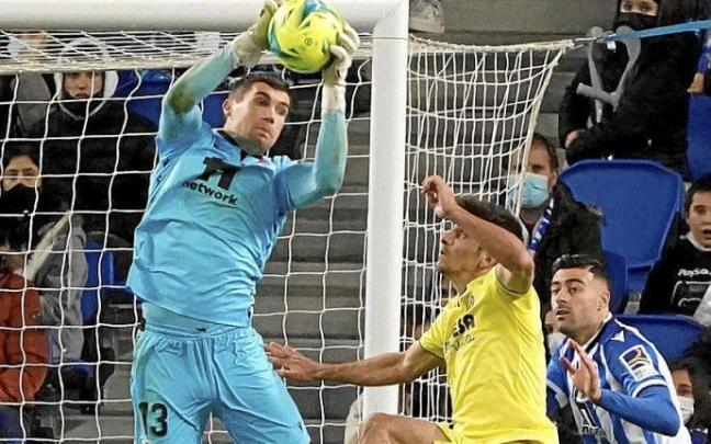Ryan atrapa un balón aéreo ante Gerard Moreno y Diego Rico.