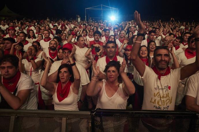 Concierto de Efecto Mariposa, en la plaza de los Fueros, en el año 2019.