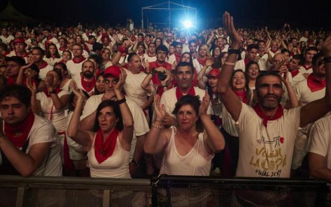 Concierto de Efecto Mariposa, en la plaza de los Fueros, en el año 2019.