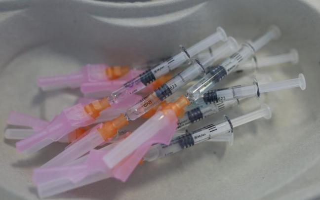 Varias dosis de vacunas, preparadas para su inoculación