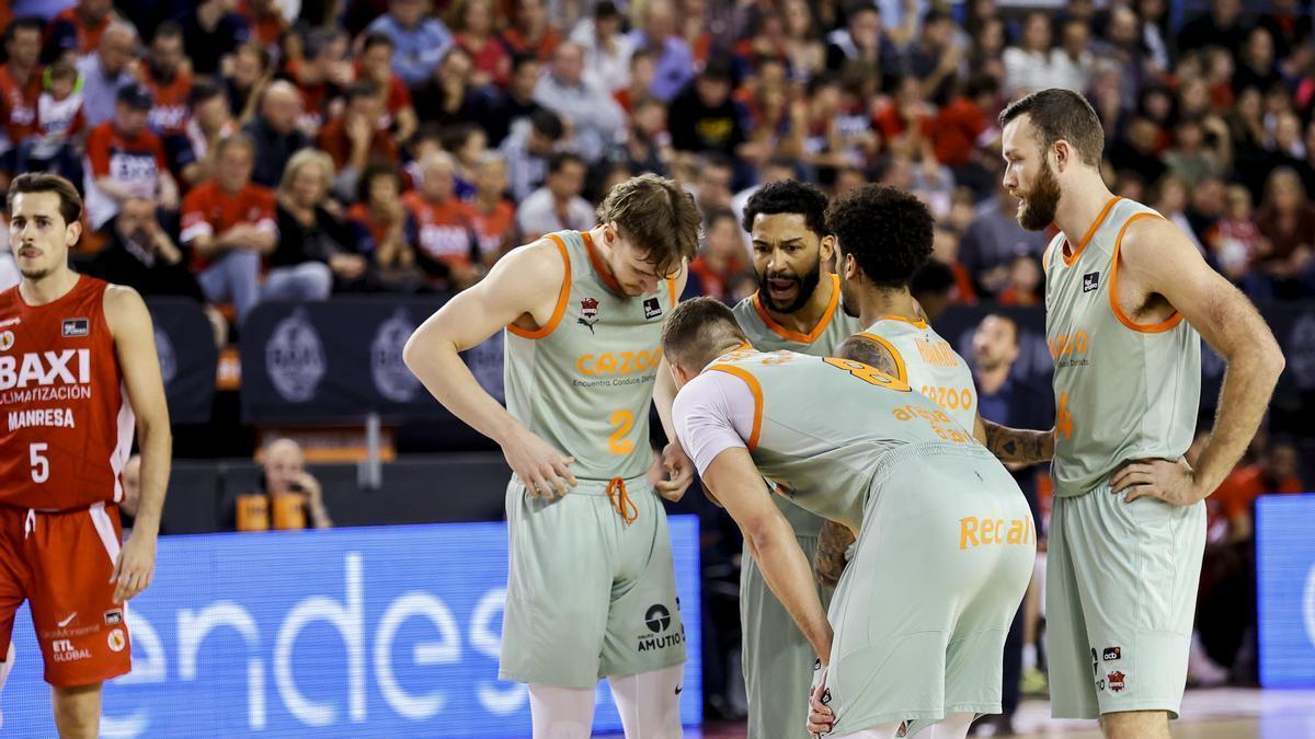 Raieste, Tadas, Henry, Howard y Costello conversan durante la punzante derrota sufrida el domingo