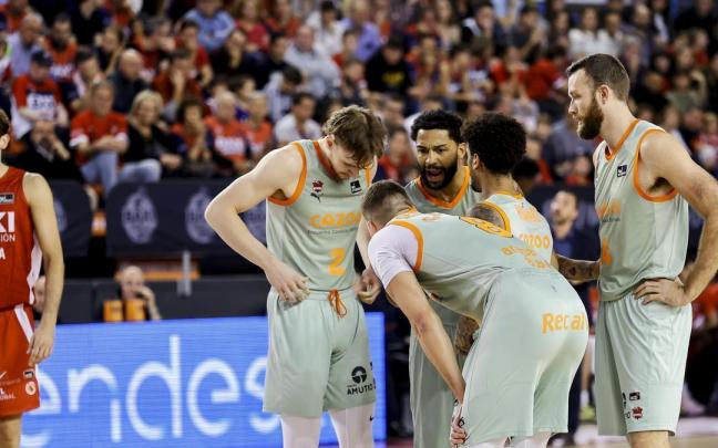 Raieste, Tadas, Henry, Howard y Costello conversan durante la punzante derrota sufrida el domingo