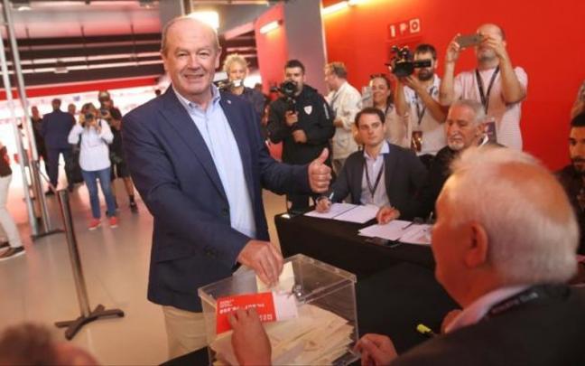 Ricardo Barkala vota en San Mamés.