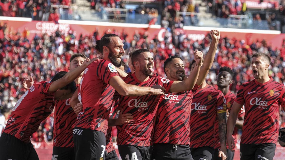 El delantero del Real Mallorca Vedat Muriqi (3i) celebra el gol conseguido ante el Real Madrid