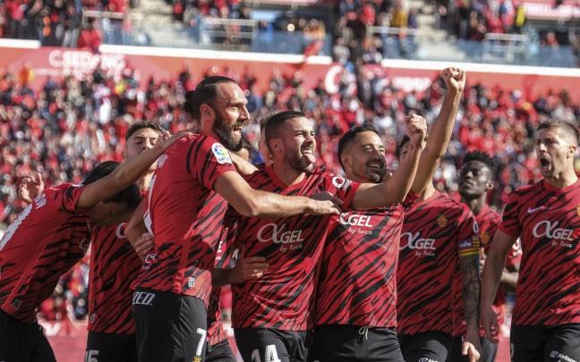El delantero del Real Mallorca Vedat Muriqi (3i) celebra el gol conseguido ante el Real Madrid El delantero del Real Mallorca Vedat Muriqi (3i) celebra el gol conseguido ante el Real Madrid