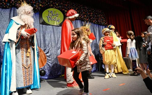 Los Reyes Magos reparten regalos en Indautxu Los Reyes Magos reparten regalos en Indautxu