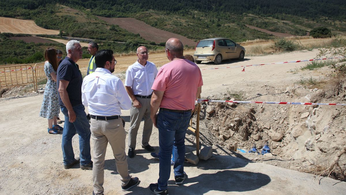 El consejero de Cohesión Territorial, Bernardo Ciriza, el alcalde de Aguilar de Codés, Jesús Ángel Amescua, y el director general de Administración Local y Despoblación, Jesús Mari Rodríguez, acompa&