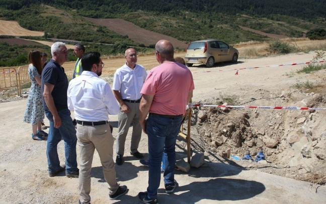 El consejero de Cohesión Territorial, Bernardo Ciriza, el alcalde de Aguilar de Codés, Jesús Ángel Amescua, y el director general de Administración Local y Despoblación, Jesús Mari Rodríguez, acompa&