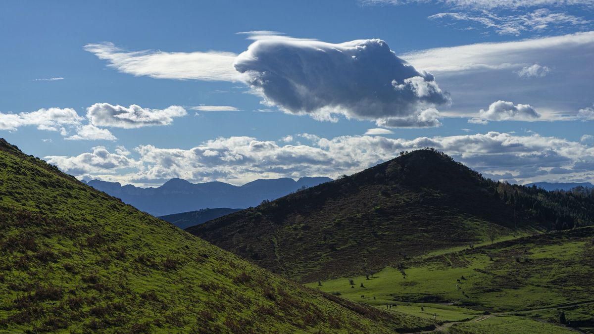 Vista de la cumbre de Celadilla desde la subida a Espaldaseca.