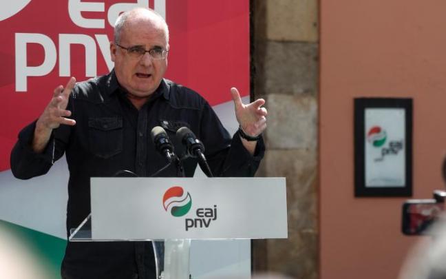 Egibar durante el acto político con motivo de la reapertura del batzoki de Aretxabaleta. Egibar durante el acto político con motivo de la reapertura del batzoki de Aretxabaleta.