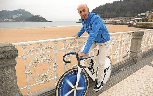 Granados atzo, bere bizikletarekin Kontxako pasealekuan.