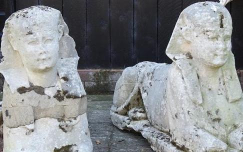 Las dos esculturas del Antiguo Egipto reconvertidas en figurillas de jardín durante 15 años. Las dos esculturas del Antiguo Egipto reconvertidas en figurillas de jardín durante 15 años.