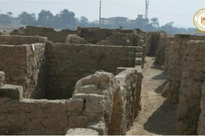 Hallan una ciudad antigua perdida bajo la arena en Luxor de hace 3.000 años