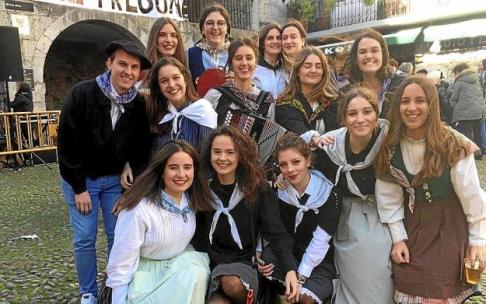 2018ko Zoroperien egunean hainbat gazte herriko plazan.