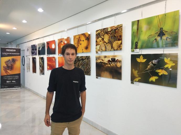 Egoitz Ikaza posa en la sala de exposiciones de Josu Murueta, donde permanecerá su colección hasta el próximo día 26 de este mes. Foto: M. Hernández