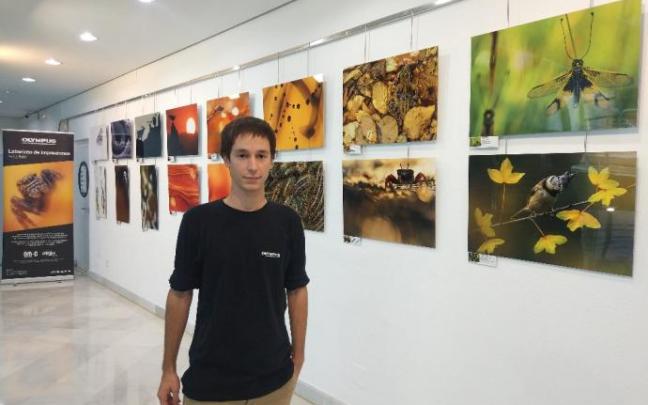 Egoitz Ikaza posa en la sala de exposiciones de Josu Murueta, donde permanecerá su colección hasta el próximo día 26 de este mes. Foto: M. Hernández Egoitz Ikaza posa en la sala de exposiciones de Josu Murueta, donde permanecerá su colección hasta el próximo día 26 de este mes. Foto: M. Hernández