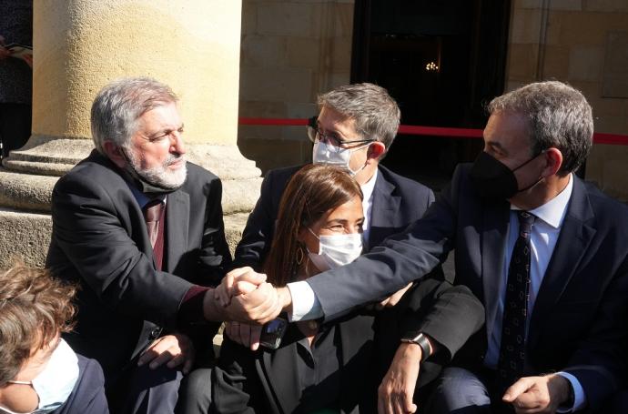 Egiguren estrecha la mano a Zapatero en presencia de Patxi López.