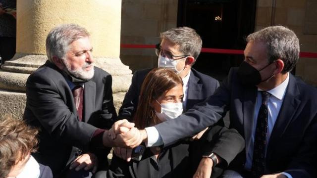 Egiguren estrecha la mano a Zapatero en presencia de Patxi López. Egiguren estrecha la mano a Zapatero en presencia de Patxi López.