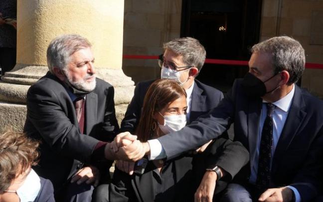 Egiguren estrecha la mano a Zapatero en presencia de Patxi López. Egiguren estrecha la mano a Zapatero en presencia de Patxi López.