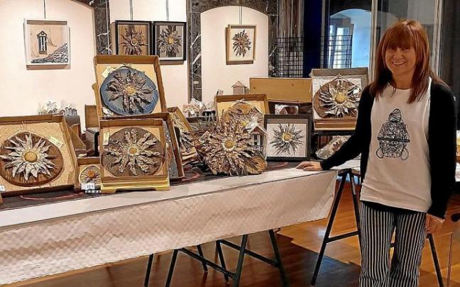 Amaia Aberasturi posa junto a algunos de los 'eguzkilores' que expone en Mutriku. Foto: N.G. Amaia Aberasturi posa junto a algunos de los 'eguzkilores' que expone en Mutriku. Foto: N.G.