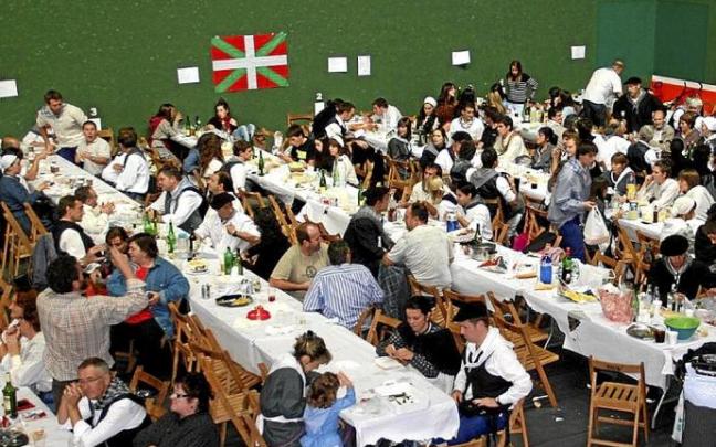 Comida popular en una edición anterior de la Euskal Jaia de Deba. Comida popular en una edición anterior de la Euskal Jaia de Deba.