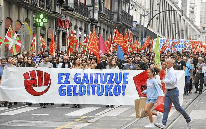 Una manifestación recorrió ayer Bilbao en protesta por el juicio a siete miembros de Ernai. Foto: Oskar González