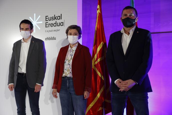 Arnaldo Otegi, Aizpea Otaegi y Pello Otxandiano, ayer en el Palacio Euskalduna.
