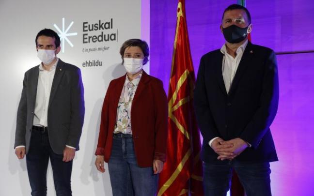 Arnaldo Otegi, Aizpea Otaegi y Pello Otxandiano, ayer en el Palacio Euskalduna.